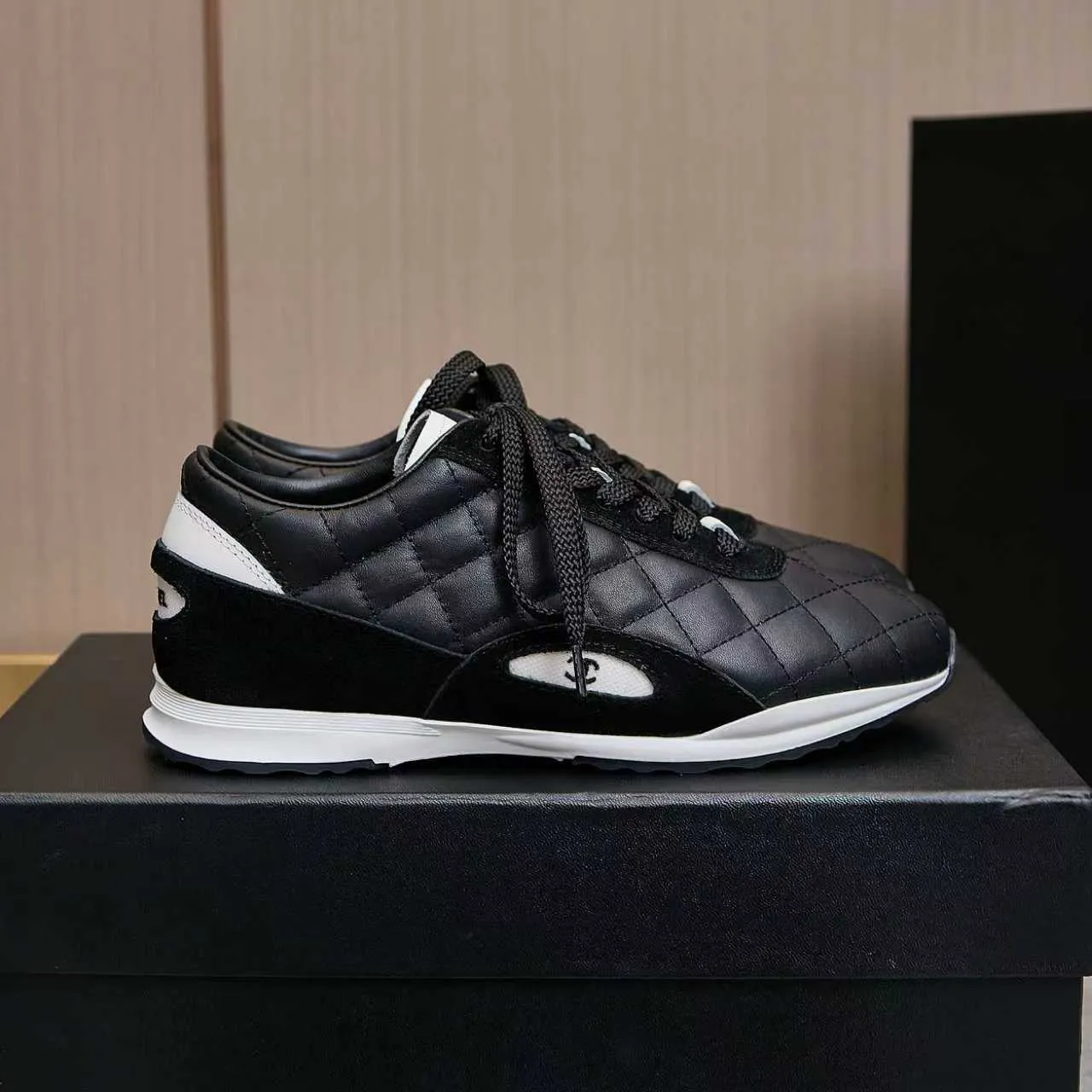 p560 Chanel Chanel - 2025 counter top casual sports shoes This classic design; the upper is electro-embroidered with a variety of techniques; the outsole is fashionable and sporty; the extraordinary inclusion of a variety of color matching elements... The diversified mix and match is very good-looking and versatile, casual, fashionable, sports and outdoor can be taken into account... ꫛꫀꪝ Go➫ Material: ❶Upper made of: original imported high silk cowhide suede ❷Inner use: Original imported breathable mesh ❸ Outsole based on: Original TPU combination outsole Counter boutique packaging complete set Female 35–41 Male 38-46
